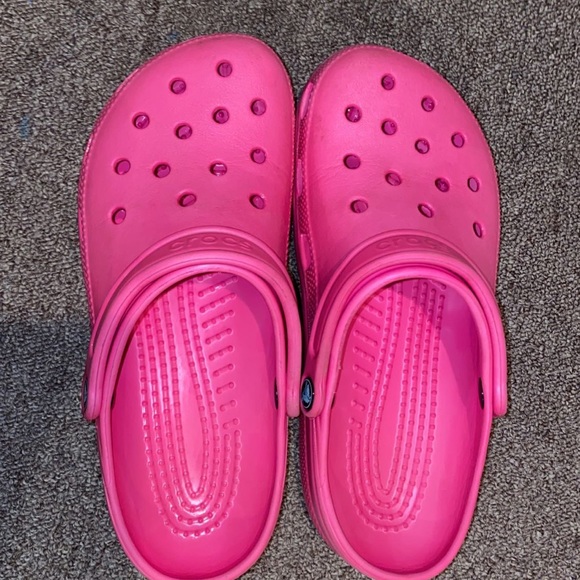 platform crocs hot pink